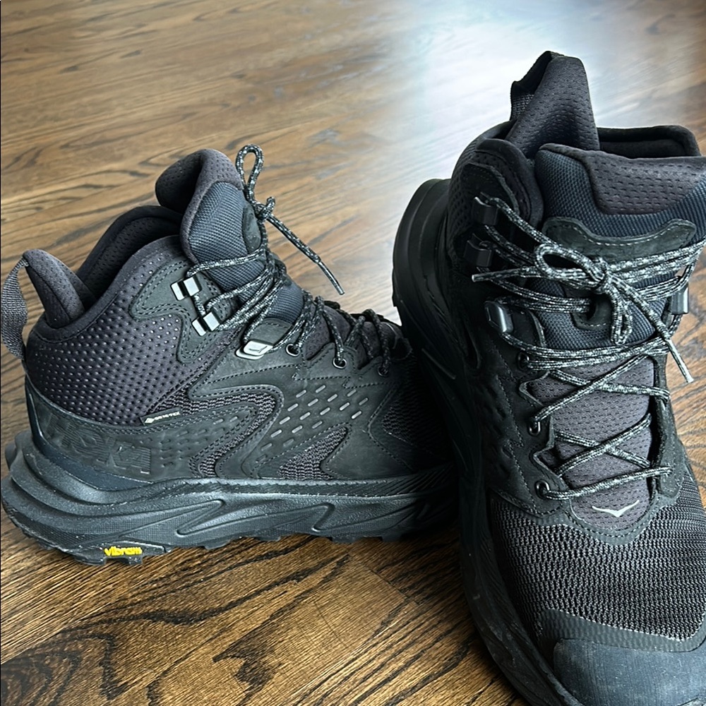Men’s Hoka Anakapa 2 hiking boots. Size 9.5 2E. EUC worn once.